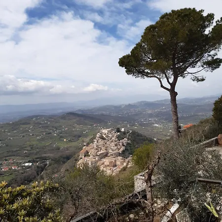 La Casa Nell'acropoli , Primo Piano *